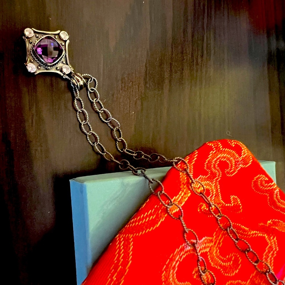 It was a gift and it does not fit my style that’s why I’m selling it.